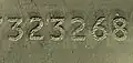 Le nombre 323268, partie d'un code en relief.