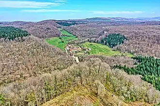 La butte castrale au-dessus de l'abbaye.