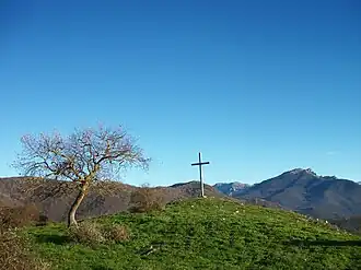 Le sommet est surmonté d'une croix en béton d'environ 3 mètres.