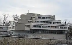 L'une des « pyramides » du collège du Mail.