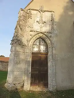 Porte de la chapelle seigneuriale.