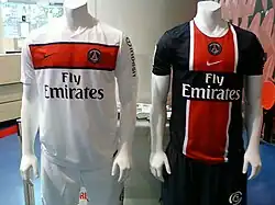 Maillots extérieur (blanc) et domicile (bleu) de 2011-2012.