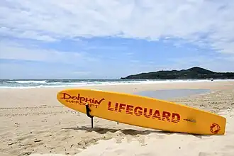 Main Beach à Byron Bay avec le Cap Byron en arrière-plan.