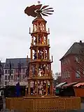 Grande pyramide au marché de Noël de Mayence, thème profane