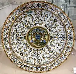 Plat avec blason d’un vétérinaire d’Urbino, XVIe&nbsp;siècle.