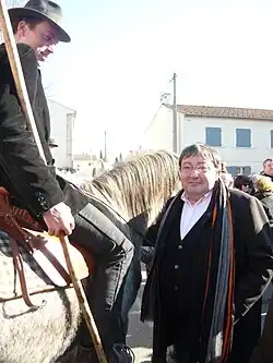 Avec le maire, prêt pour le défilé.