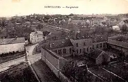 Groupe scolaire de Survilliers inauguré en 1890, avec la mairie au centre. Au fond à gauche la Grande Ferme.