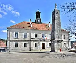Pyramide devant la mairie.