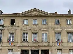 Devise républicaine et détail du fronton.