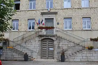 Le perron de la mairie.