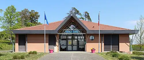Façade principale de la mairie, un bâtiment moderne à toit pentu possédant une grande entrée vitrée.