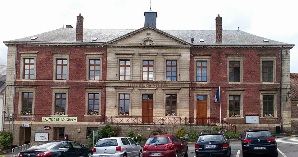 Mairie, musée, office de tourisme.