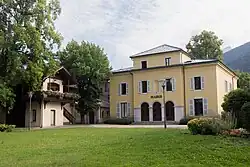 Photographie de la mairie de Faverges depuis le parc Simon Berger.