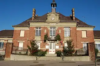 La mairie de Frières-Faillouël.