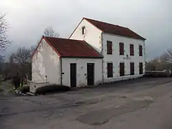 Le bâtiment isolé représente la mairie