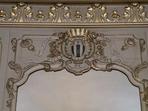 Blason de la ville dans le petit salon. Les dates qui y sont portées indiquent la date de construction du bâtiment (1730) et la date de la rénovation entreprise par Emmanuel Le Ray (1912).