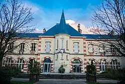 Photo de la façade de la mairie de Sainte-Savine.