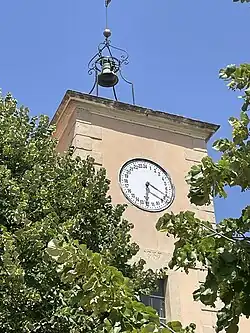 Zoom de la façade de l'hôtel de ville.