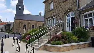 La mairie et l'église.