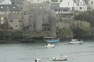 La « Maison des Seigneurs » au-dessus du port du Conquet (partie nord, côté fortifié).