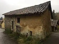 Maison traditionnelle en pisé à Saint-Nicolas-de-Macherin.