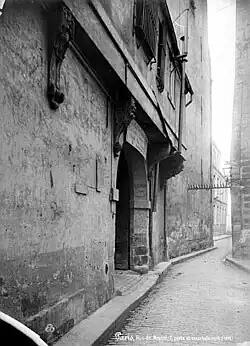 Vue du porche de l'hôtel des évêques de Beauvais en 1892 (photographie de Paul Robert).