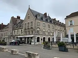 N° 2-4-6, maisons canoniales.