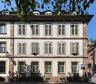 Fenêtres cintrées et toit à la Mansart au no&nbsp;2.