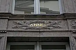 Millésime sur une allège du deuxième étage, partie 1, en 2021.