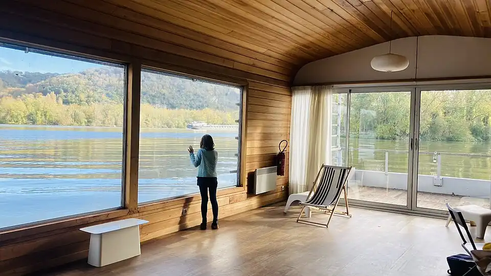 Maison Flottante, intérieur - salon.