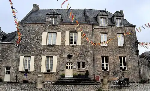Maison de maître sur la place du Vieux-Marché à l'intérieur des remparts de la cité.