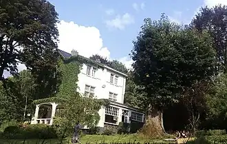 Nichée dans un magnifique cadre de verdure qui abritait notamment un haut chêne, désormais étêté depuis mars 2018 ...