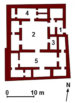 Une des résidences mises au jour dans le quartier du Merkes de Babylone, VIe&nbsp;siècle&nbsp;av. J.-C. 1. vestibule 2. cour principale 3. toilettes 4. cuisine 5. pièces résidentielles privées.