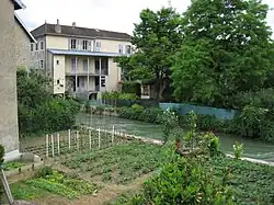 Maison et jardin au bord de la Cuisance.