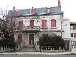 Maison bourgeoise fin XVIIe/début XVIIIe&nbsp;siècle : ordonnancement, symétrie de l'édifice, garde-corps et balustres, fronton triangulaire.