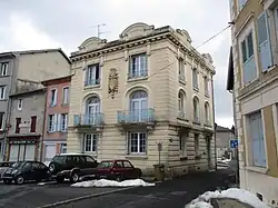 Maison bourgeoise XIXe&nbsp;siècle : architecture éclectique, soubassement accentué par le travail de la pierre et les joints marqués, édicules en haut du toit et corniche denticulée.
