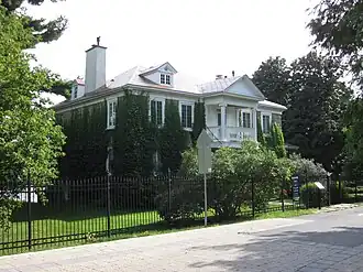Une maison de pierre avec un toit métallique