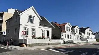 Maisons de bois blanches traditionnelles.