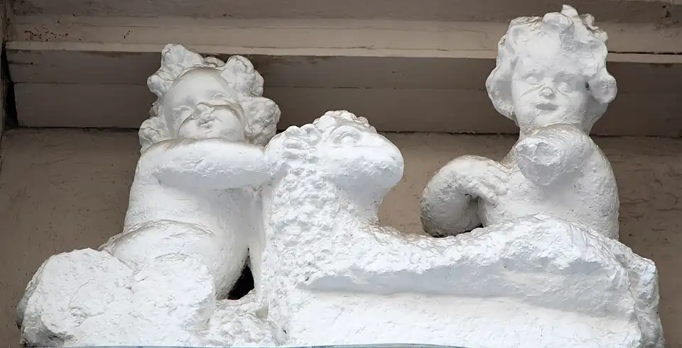 Jésus et Jean-Baptiste enfants jouant avec l'agneau (bas-relief sous le balcon).