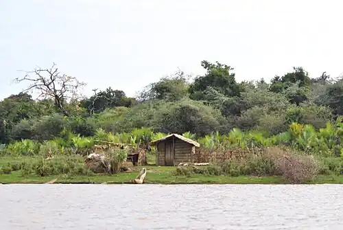 Maison de pêcheur au bord du lac Kinkony, Boeny, Madagascar.