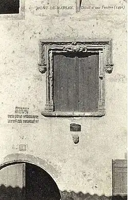 Fenêtre à linteaux sculptés et inscription gothique