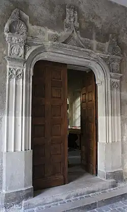 L'entrée principale de la salle de l'hôtel des comtes.