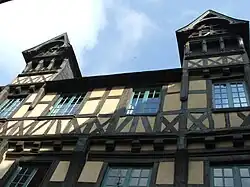 Une maison à pans de bois.