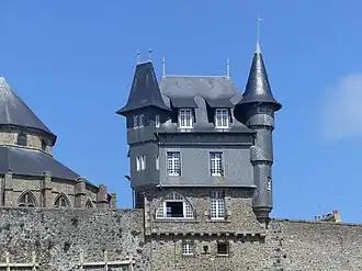 La Maison du Guet à cheval sur le rempart sud.