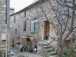 Maison en hauteur dans le village.