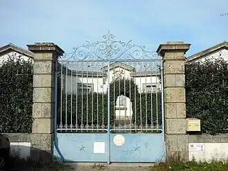 Portail et cour intérieure.