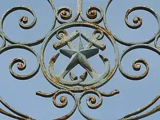 Détail du portail, à l'emblème du service des phares et balises.