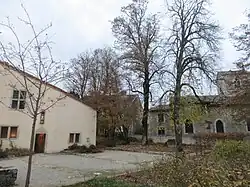 Lieu entre église et maison natale, où Jeanne entend et voit ses premières apparitions en 1420.