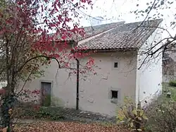 Arrière, toit en appentis à tuile canal.