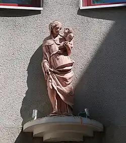 Détail d'une statue de la Vierge à l'Enfant sur la façade.